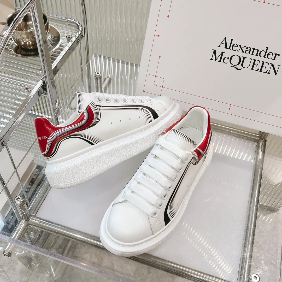 👟👟Ex-factory price 440👟👟 Men's size +10 (high version + 60 men's size plus 10) The latest addition to the counter is the top high-end version of Alexander McQueen·Alexander McQueen 2023 new wide sports shoes, white shoes and casual shoes👟New colors! The rear tail is really unique and pretty, I love it at first sight! 😍Top version! 👍🏻I won’t introduce too much about the style of this shoe. It will never go out of style year after year in spring, summer, autumn and winter. It is a super versatile style and has always been in hot demand. 🔸Upper: original custom-made latest silk cowhide 🔸Inner lining: cowhide foot pads + top-grade highly breathable mesh ��Outsole: the latest original open mold one-to-one precision mold PU vacuum outsole 🔸Female model 34-41 (customized at 34.40.41) 🔸Men's model 38-45 (customized at 38 45)